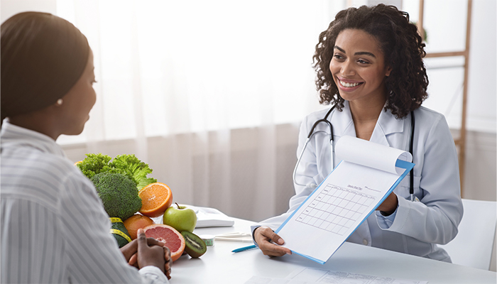 Nutritionist provides eating plan to patient