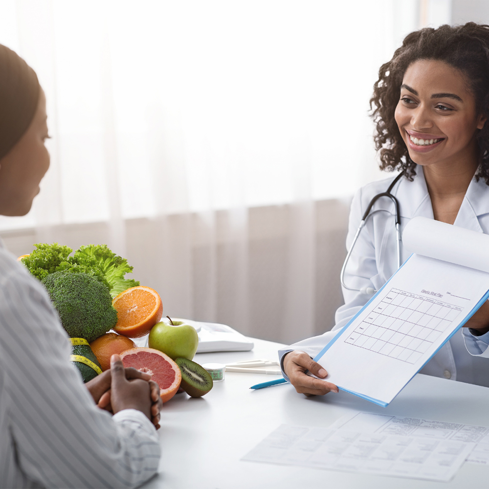 Nutritionist advises patient on healthy eating and living