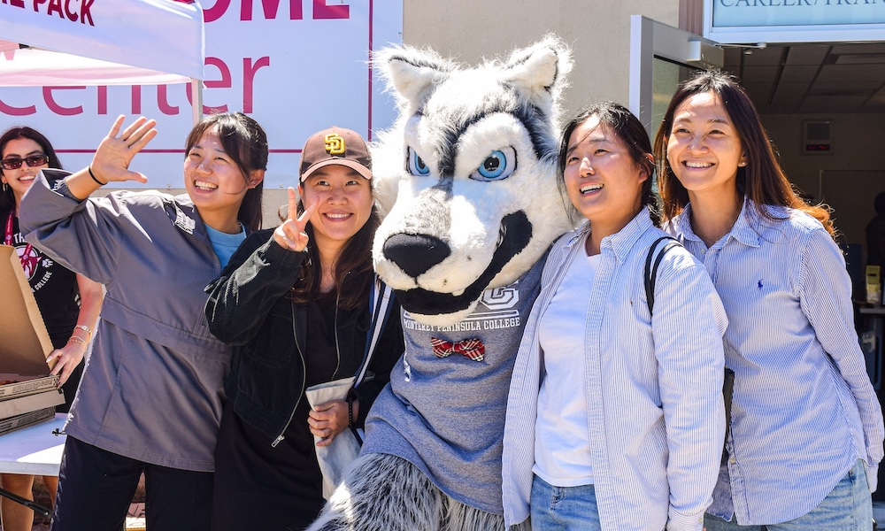 4 Students Posing with Louie the Lobo