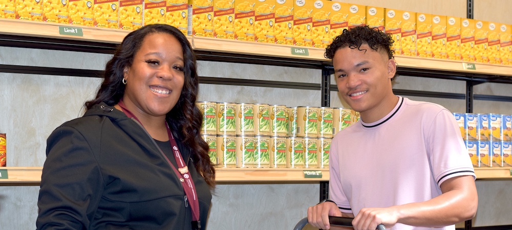 mpc employee & student at the lobo market