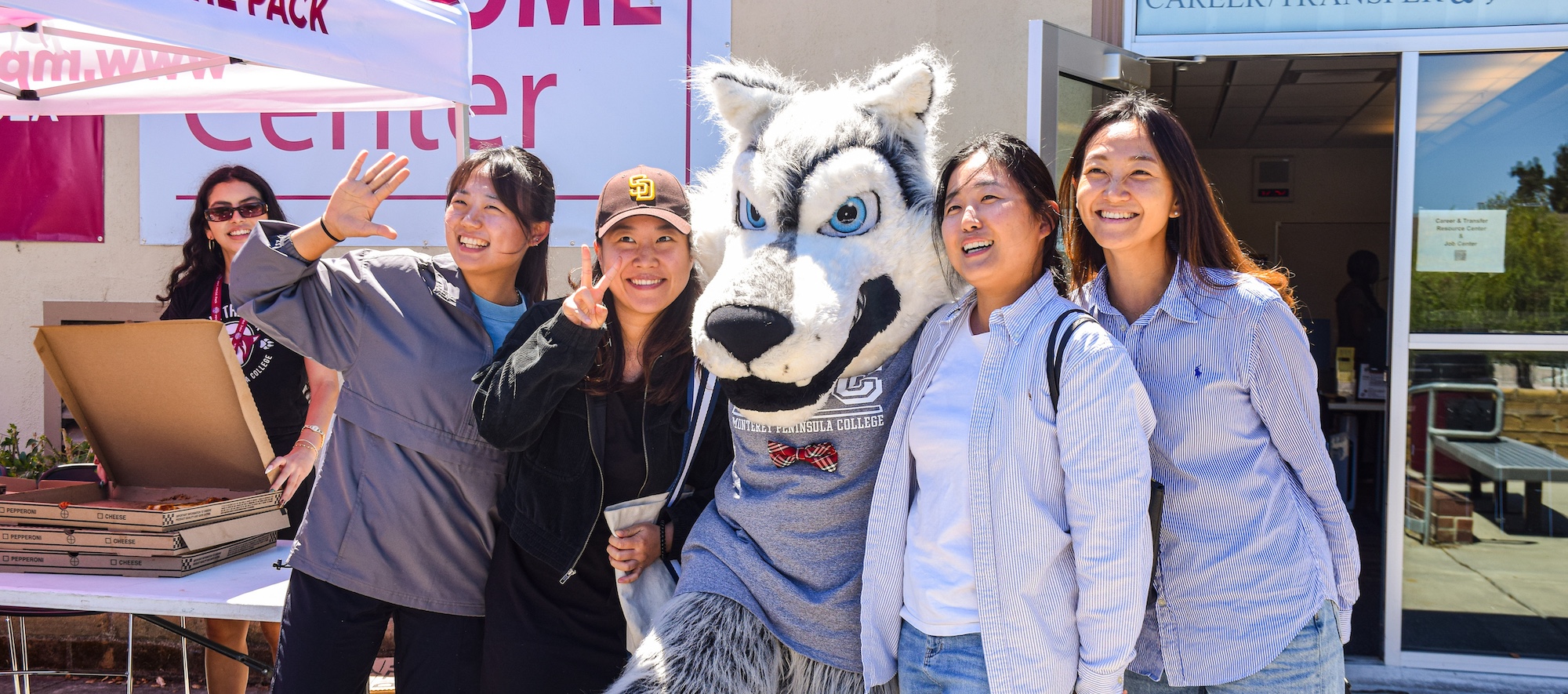 Students Posing with Louie the Lobo