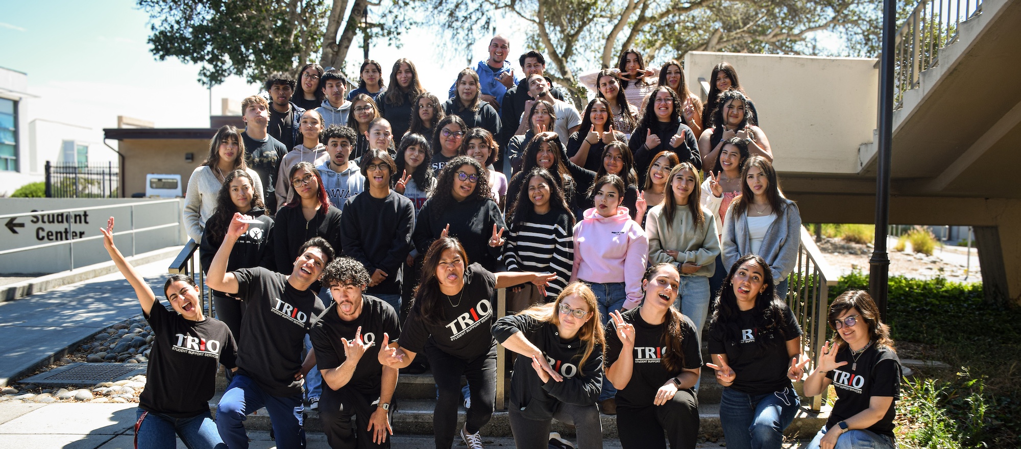 TRIO volunteers posing with students from summr program