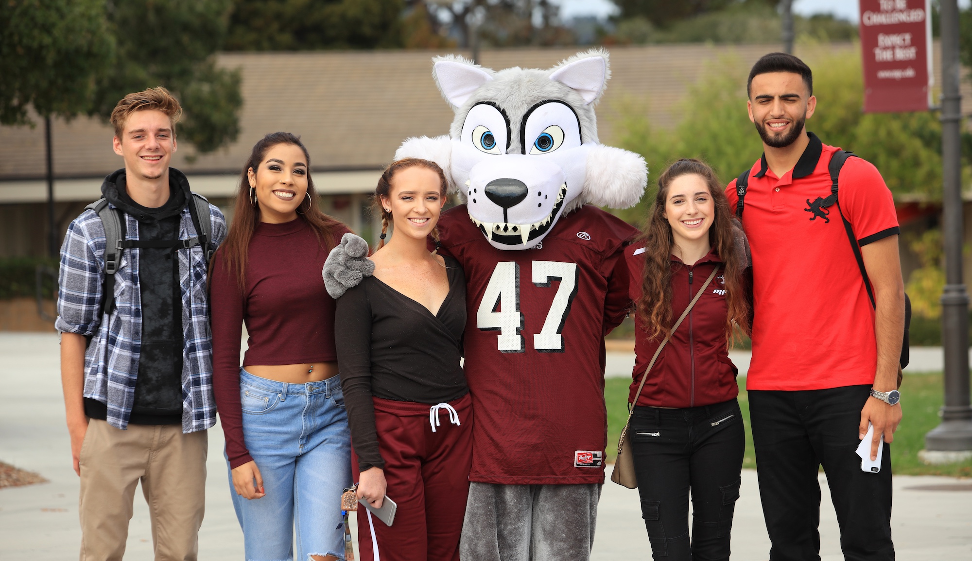 Students with Louie the Lobo